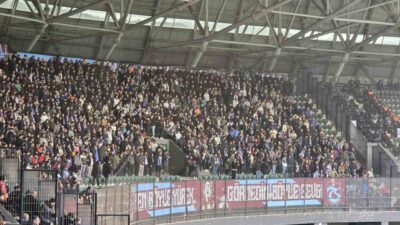 Trabzonspor taraftarları, Trendyol Süper Lig’in 18. haftasında Kocaelispor deplasmanında bordo-mavilileri