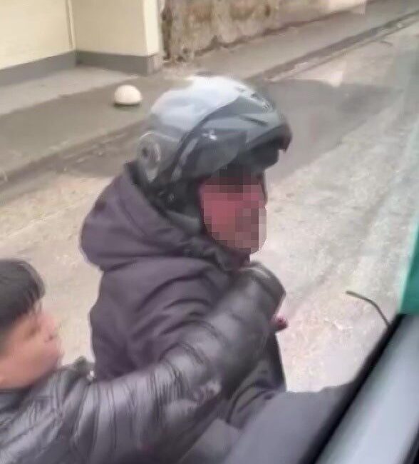 Adana’da trafikte yol verme meselesi yüzünden çıkan tartışmada motosiklet sürücüsü,