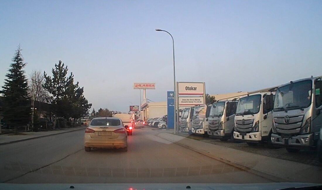 Eskişehir’de trafik yoğunluğuna takılmak istemeyen bir sürücü, aracını kaldırıma sürerek