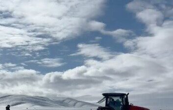 Kayseri’nin Pınarbaşı ilçesi İnliören köyünde besici Ramazan Gök, traktörün arkasına