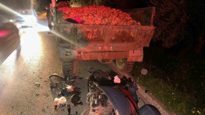 İzmir’in Ödemiş ilçesinde, duraklama yapan traktör römorkuna arkadan çarpan motosikletin