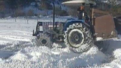 Kahramanmaraş’ta traktörle boş arazide drift atan vatandaşlar ardından kardan kapanan