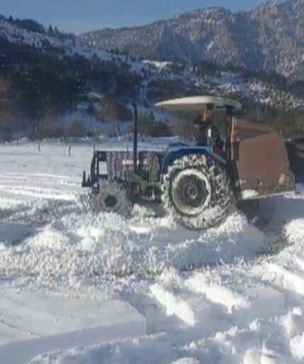 Kahramanmaraş’ta traktörle boş arazide drift atan vatandaşlar ardından kardan kapanan