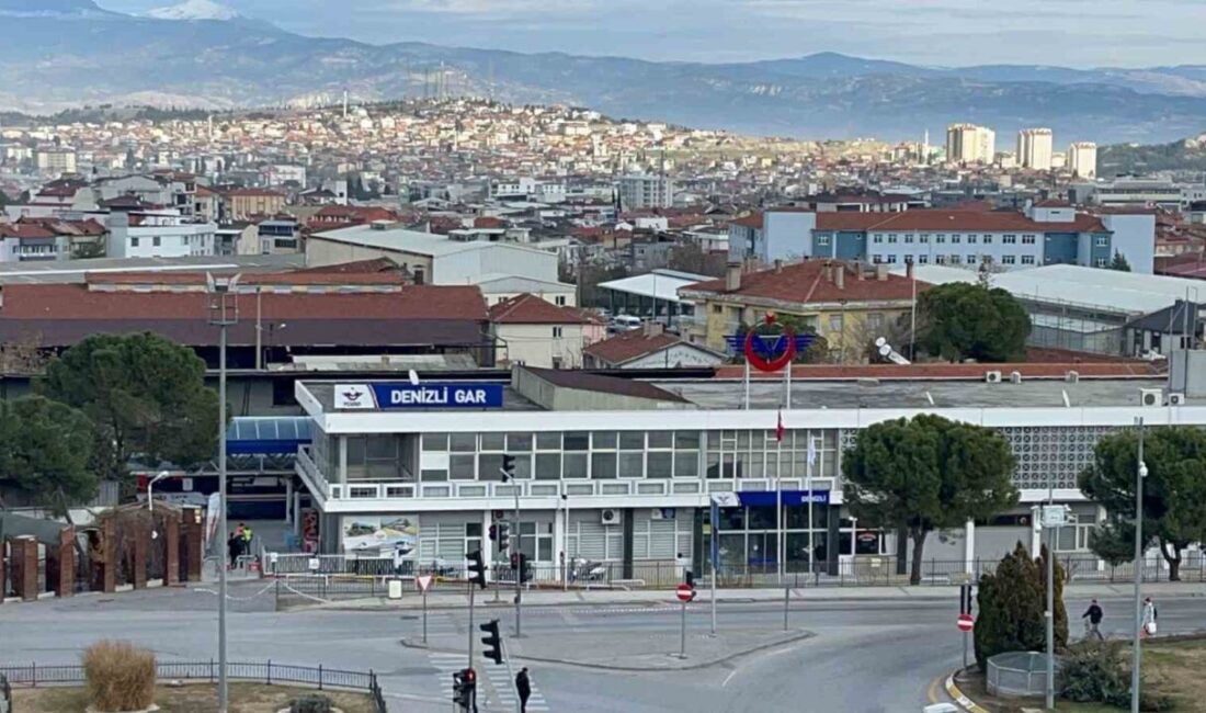 Denizli’de tren garı önünde unutulan valiz bomba paniği oluşturdu. Bomba