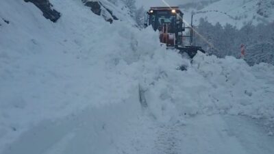 Tunceli-Ovacık yolu 44’üncü kilometre Yoncalı köyü mevkiinde meydana gelen çığ