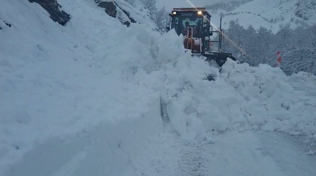 Tunceli-Ovacık yolu 44’üncü kilometre Yoncalı köyü mevkiinde meydana gelen çığ