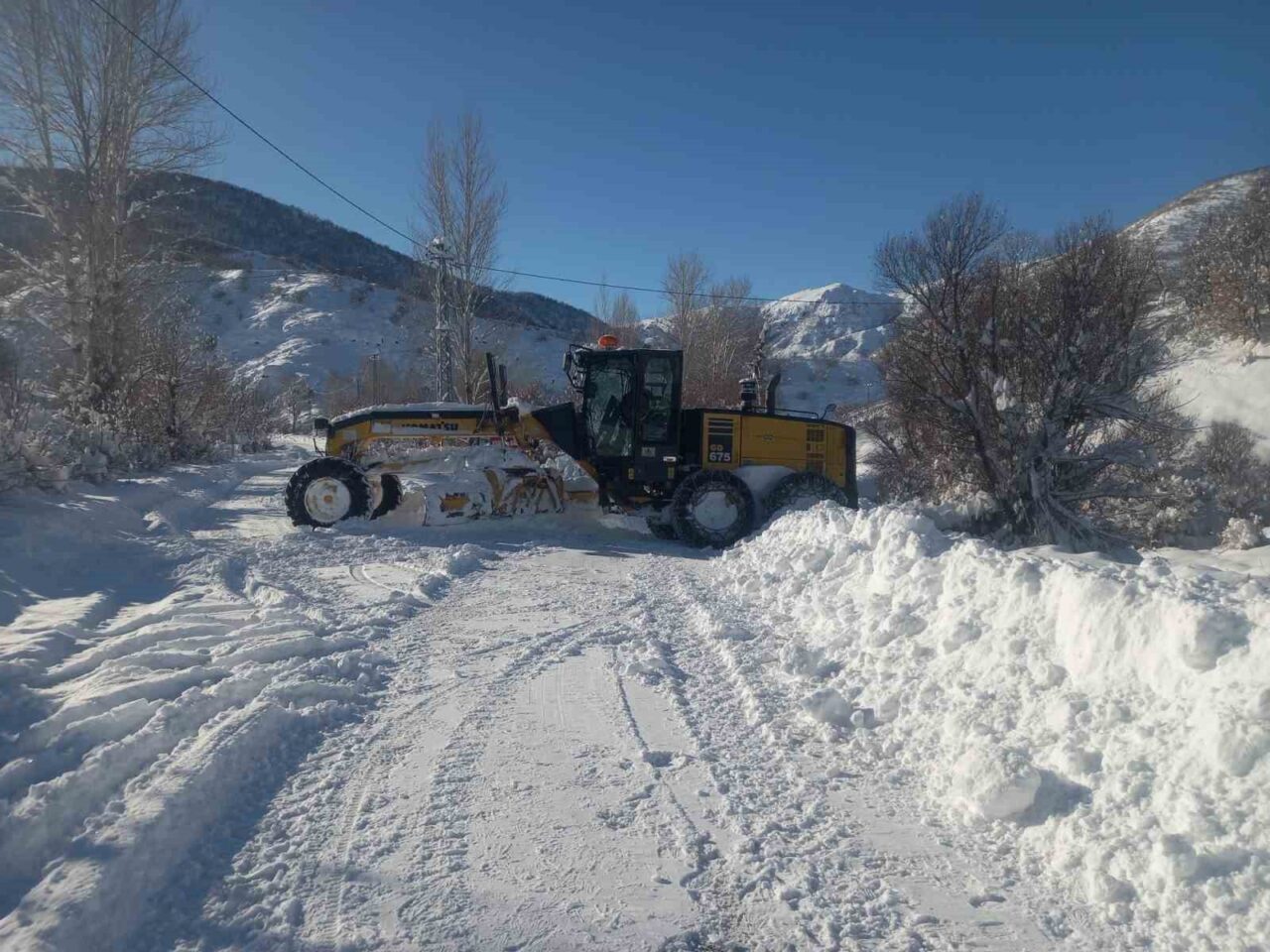 Tunceli’de etkili olan kar yağışından dolayı 298 köy yolu ulaşıma
