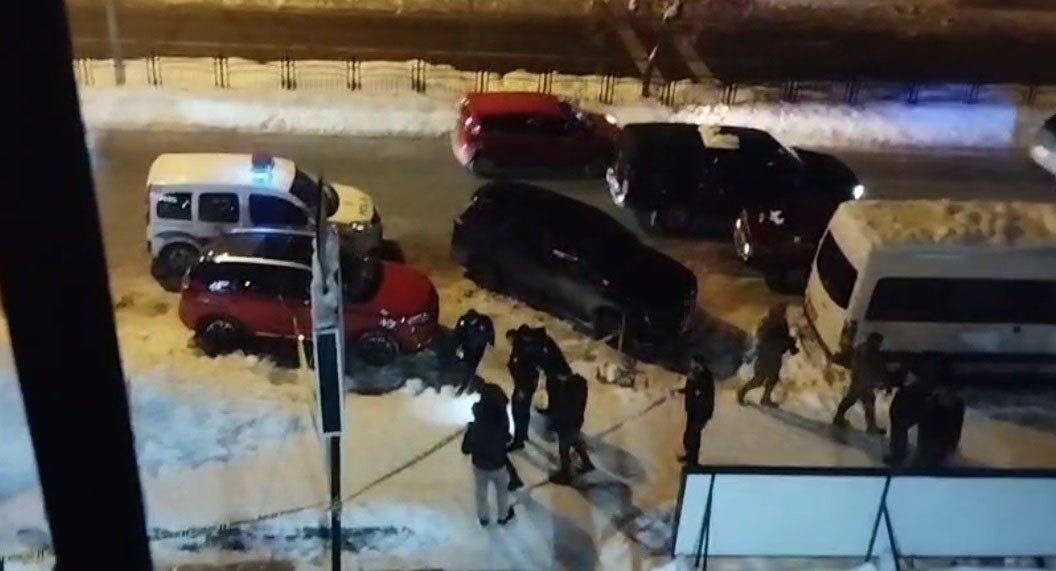 Tunceli’de kar maskeli bir şahıs, araçtan inen kişilere ateş açarak