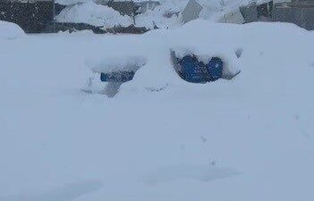 Tunceli’nin Ovacık ilçesinde etkili olan yoğun kar yağışı nedeniyle bir