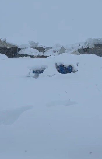 Tunceli’nin Ovacık ilçesinde etkili olan yoğun kar yağışı nedeniyle bir