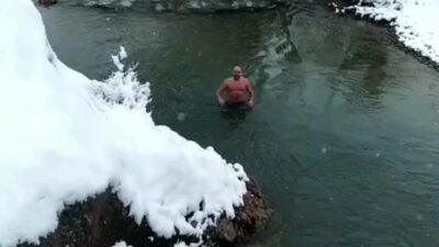 Tunceli’nin Çemişgezek ilçesinde aynı çay içerisinde yüzen su samuru ve