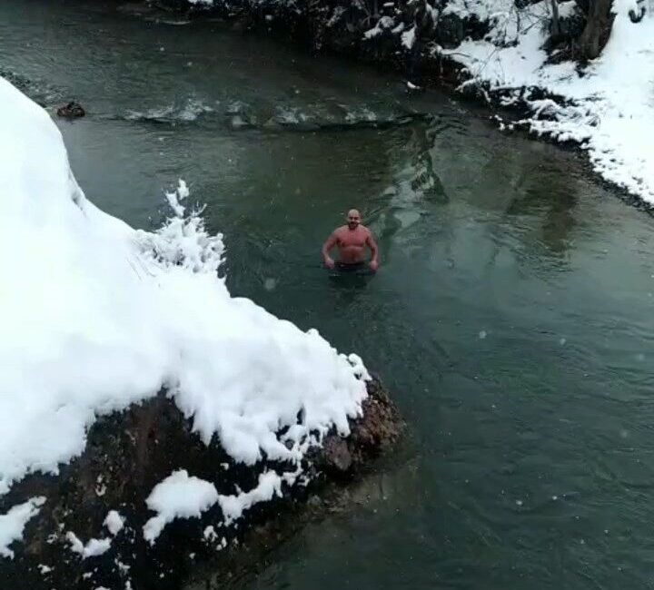 Tunceli’nin Çemişgezek ilçesinde aynı çay içerisinde yüzen su samuru ve