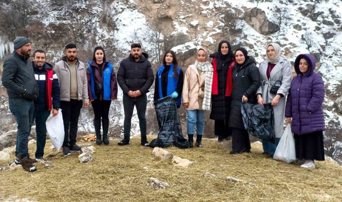 Tunceli’nin Çemişgezek ilçesinde geçler tarafından yoğun kar yağışı nedeniyle yiyecek