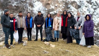 Tunceli’nin Çemişgezek ilçesinde geçler tarafından yoğun kar yağışı nedeniyle yiyecek
