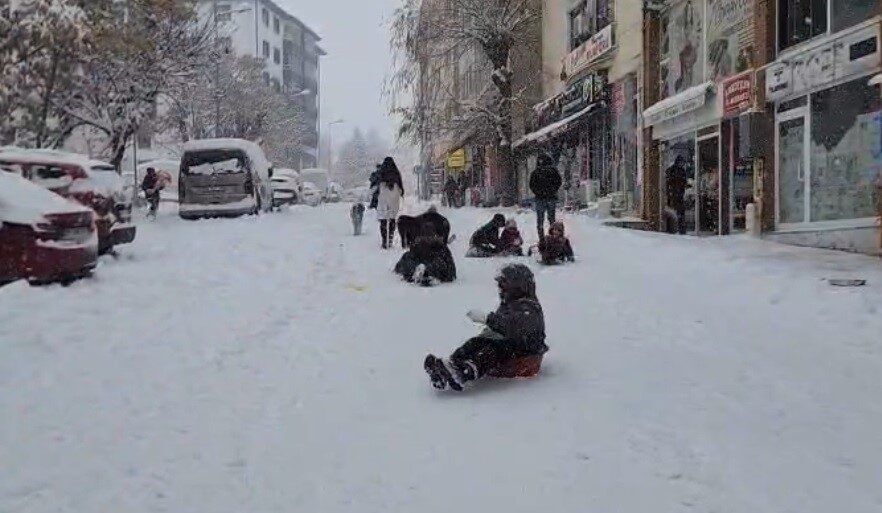 Yoğun kar yağışı ve yılbaşı tatiliyle birlikte okullara verilen ara,