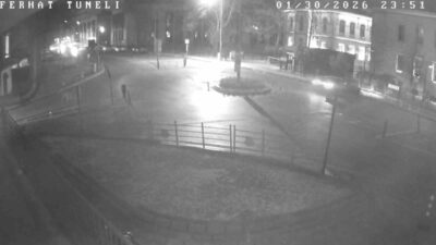 Amasya’da hızla ilerlediği tünelden çıkan otomobil kavşağı geçip karşı binanın