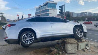 Manisa’nın Turgutlu ilçesinde sürücüsünün kontrolünden çıkan otomobilin refüje çıkması sonucu