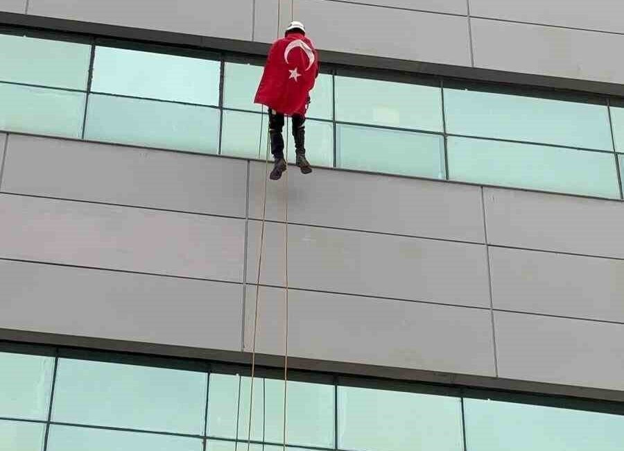 Aydın’ın Efeler ilçesinde endüstriyel iple erişim uzmanı Barış Özbey, Nusaybin-Kamışlı