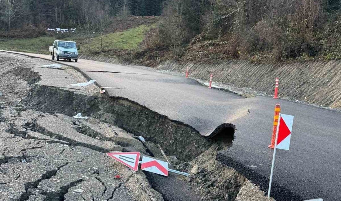 Sinop’un Türkelu ilçesinde heyelan meydana geldi. Karların erimesi ile Düzler-Celaller