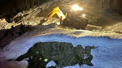 Sinop’un Türkeli ilçesinde meydana gelen heyelan nedeniyle ulaşıma kapanan Düzler-Celaller