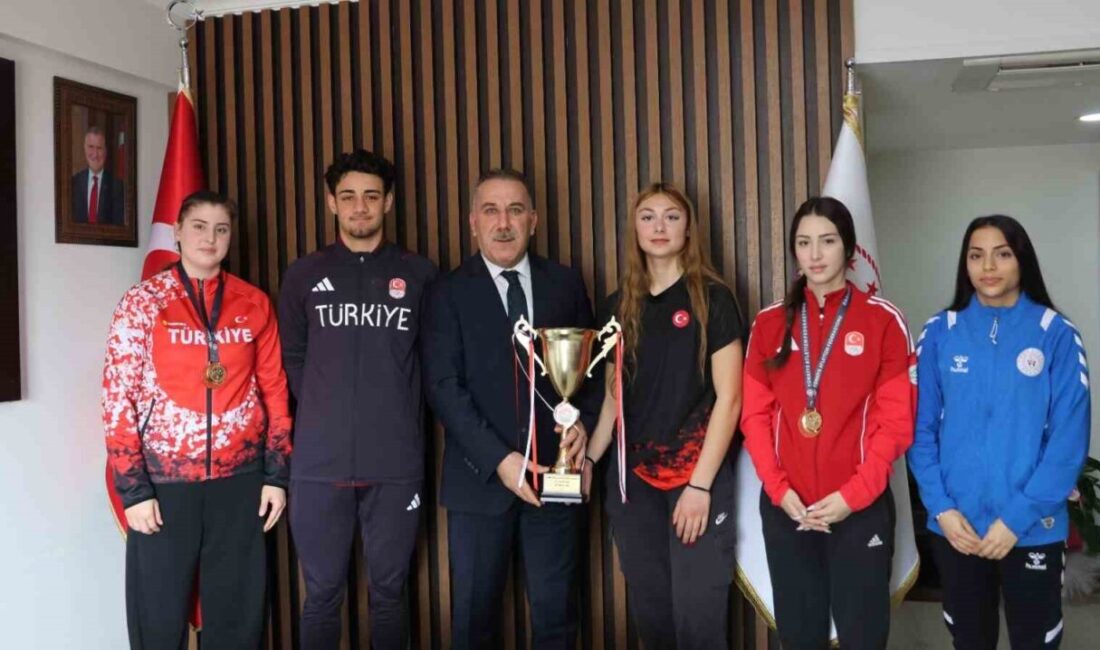 İstanbul’da düzenlenen U-20 Türkiye Salon Atletizm Şampiyonası’nda mücadele eden Aydınlı