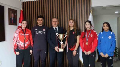 İstanbul’da düzenlenen U-20 Türkiye Salon Atletizm Şampiyonası’nda mücadele eden Aydınlı