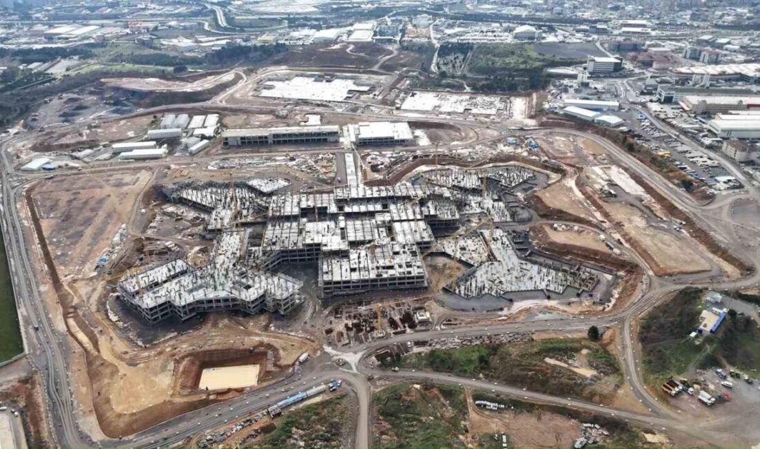 Türkiye’nin yatak kapasitesi bakımından en büyük şehir hastanesi olma özelliğini