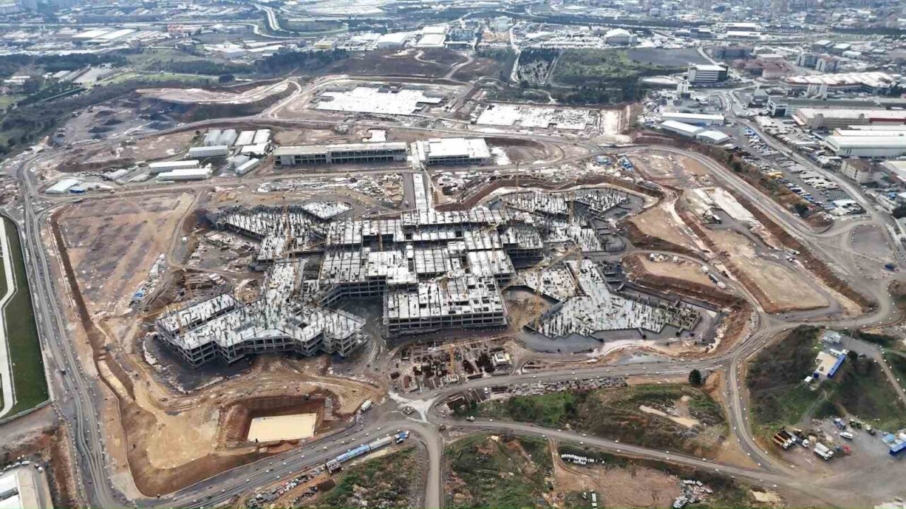 Türkiye’nin yatak kapasitesi bakımından en büyük şehir hastanesi olma özelliğini