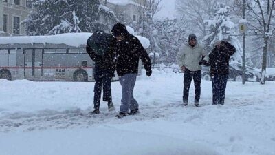 Türkiye genelinde etkili olan soğuk hava dalgasıyla birlikte gece en