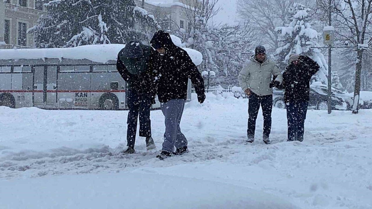 Türkiye genelinde etkili olan soğuk hava dalgasıyla birlikte gece en