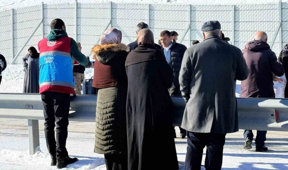 Ağrı’nın Tutak ilçesine bağlı Otluca köyü mevkiinde yolcu otobüsü ile