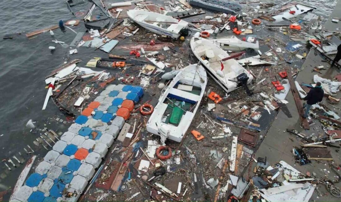 İstanbul’un Tuzla ilçesinde etkisini artıran şiddetli fırtına ve sağanak yağış,