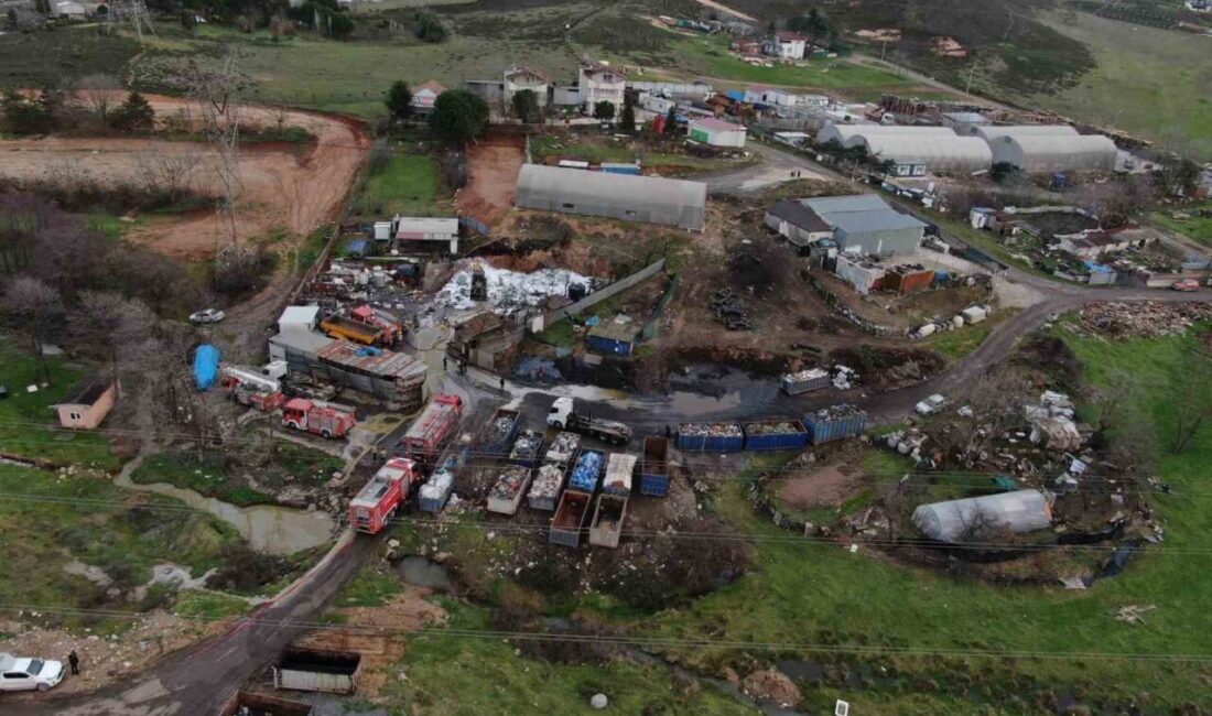 Tuzla’daki geri dönüşüm deposunda çıkan yangın nedeniyle bölge yoğun dumanla