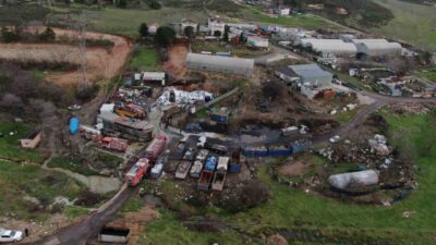 Tuzla’daki geri dönüşüm deposunda çıkan yangın nedeniyle bölge yoğun dumanla