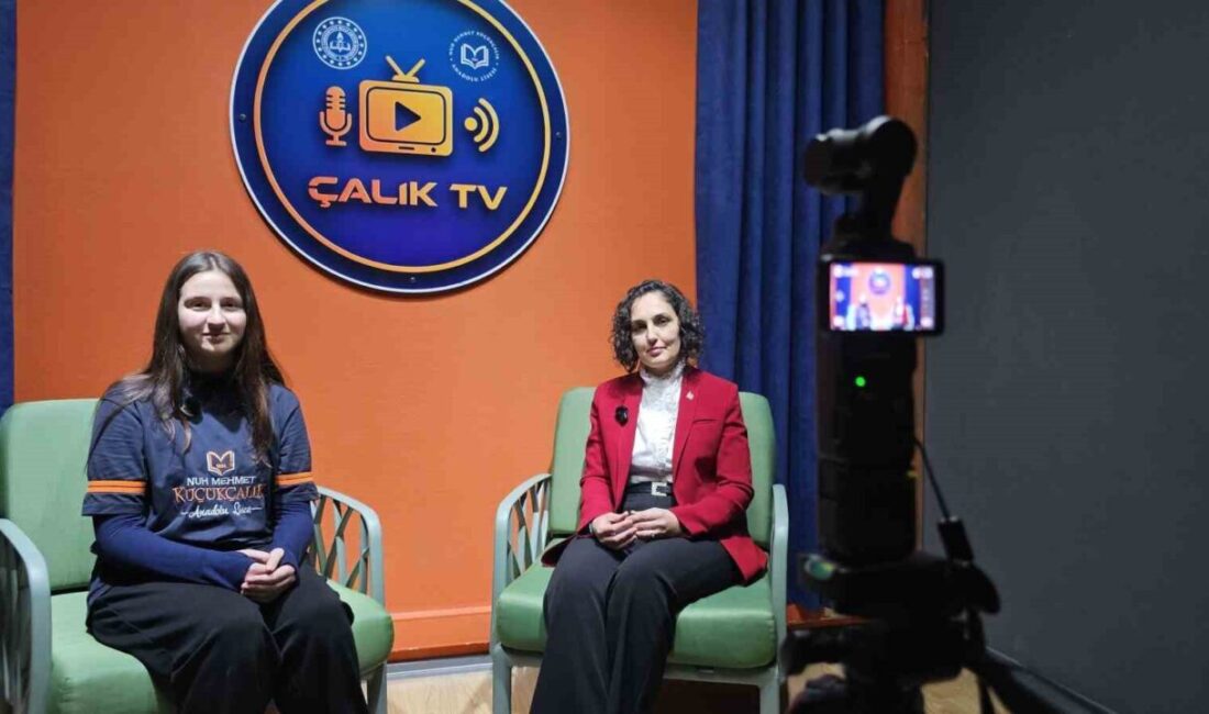 Kayseri’de lise öğrencileri, öğretmenleri ile beraber okulda kurdukları TV stüdyosunda