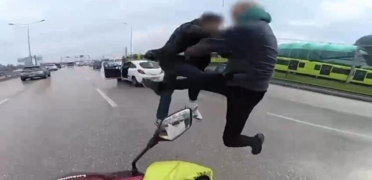 Bursa’da iki sürücü arasında ’yol verme’ tartışması nedeniyle çıkan kavgada