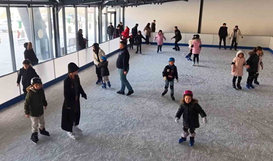 Kırıkkale’de karnesini getiren çocuklar, ücretsiz buz pistinde paten kaymanın keyfini