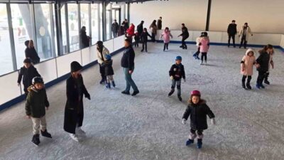 Kırıkkale’de karnesini getiren çocuklar, ücretsiz buz pistinde paten kaymanın keyfini