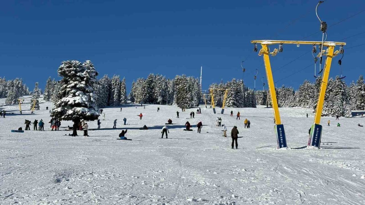 Türkiye genelinde okulların sömestr tatiline girmesiyle birlikte Uludağ zirvesi turist