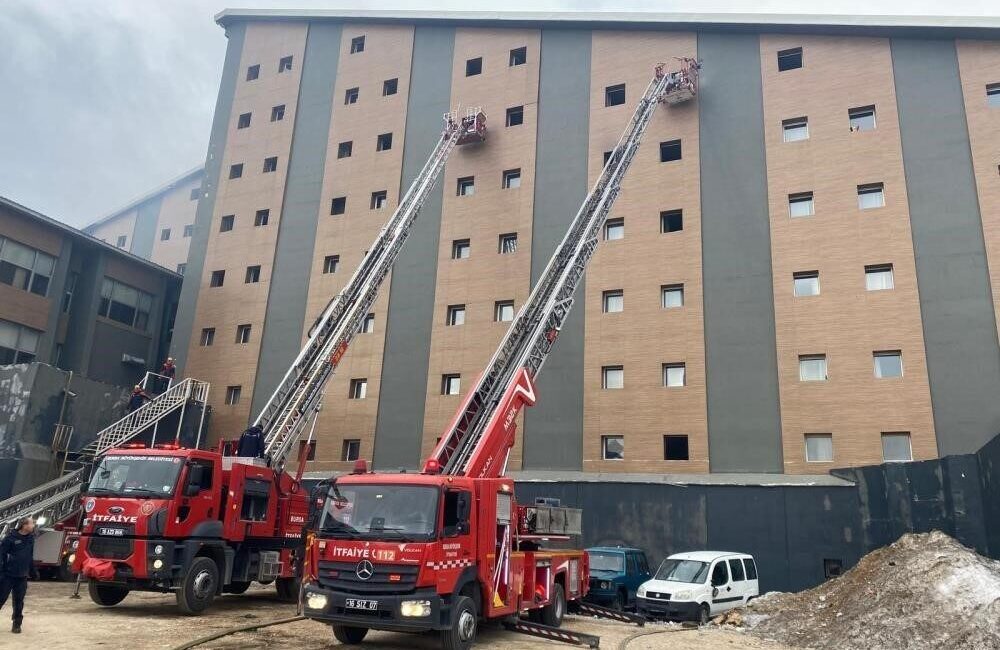 Bursa Uludağ’da 27 Mart 2025’te milli kayakçı Berkin Usta, babası