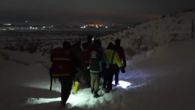 Gaziantep’te dağlık bölgede rahatsızlanan vatandaşa ulaşmaya çalışan UMKE, araçları kara