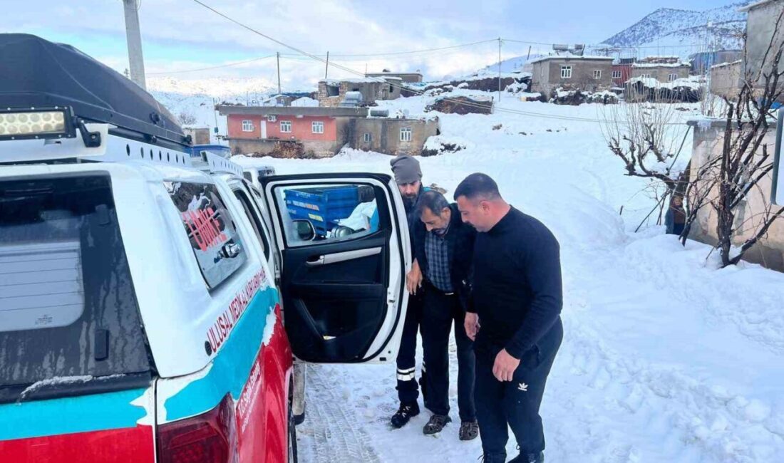 Siirt’in Baykan ilçesinde UMKE ekipleri, doğum sancısı tutan kadın ile