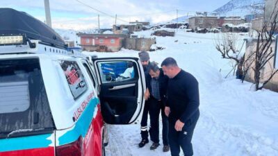 Siirt’in Baykan ilçesinde UMKE ekipleri, doğum sancısı tutan kadın ile