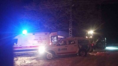 Karabük’ün Yenice ilçesinde yoğun kar yağışı nedeniyle kapanan yolları aşan