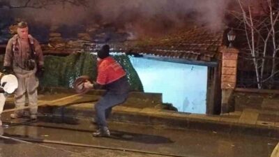 Ümraniye’de bir gecekondu çıkan yangında kullanılamaz hale geldi. İnkılap Mahallesi