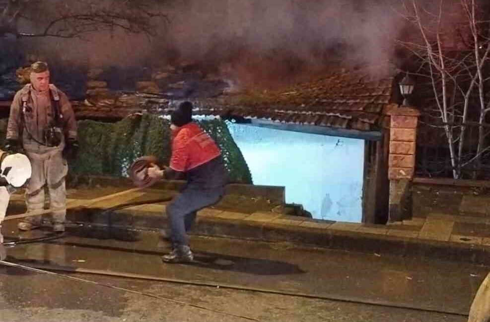 Ümraniye’de bir gecekondu çıkan yangında kullanılamaz hale geldi. İnkılap Mahallesi