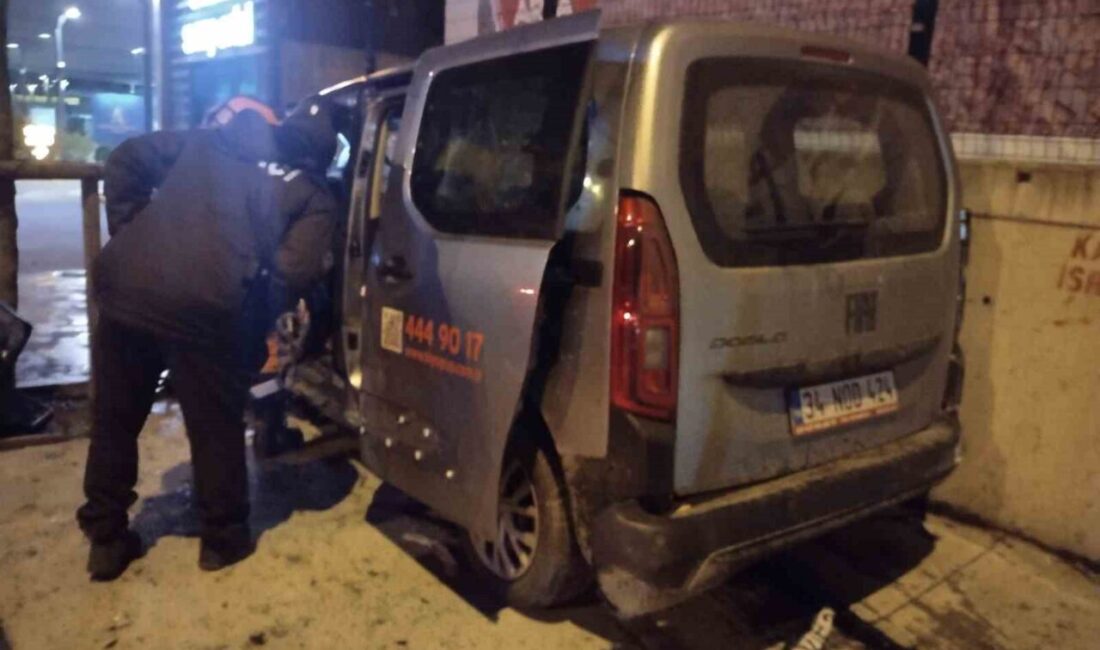 Ümraniye Küçüksu Caddesi’nde iki aracın çarpıştığı kazada can pazarı yaşandı.