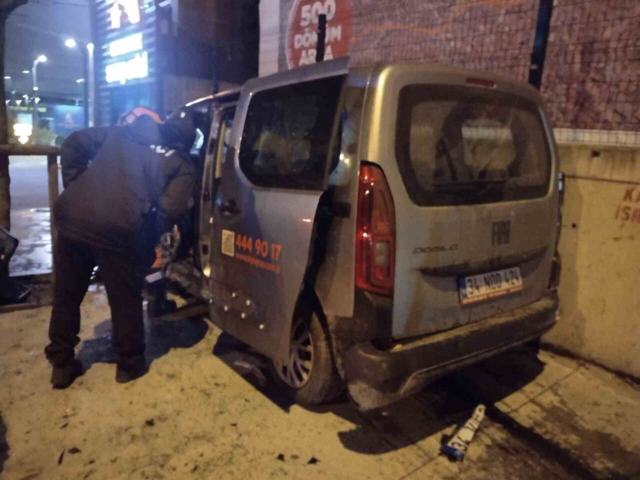 Ümraniye Küçüksu Caddesi’nde iki aracın çarpıştığı kazada can pazarı yaşandı.