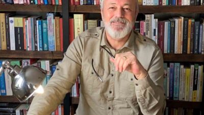 Şair Ünal Ersözlü’nün yeni kitabı “Böğürtlen Öpücüğü”, birbirine bağlı 78