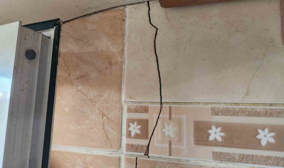 İzmir’in Urla ilçesinde önlem alınmadan başlatılan temel kazısı, çevredeki yapı